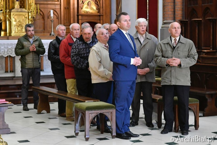 Do dziękczynienia Bogu za dar kapłaństwa i Eucharystii...