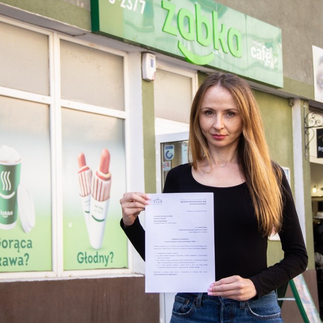 Agnieszka Dziemianowicz - Bąk pokazuje interwencję poselską przed jednym ze sklepów Żabka.