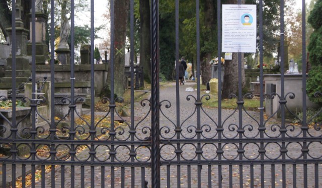 Wszystkich Świętych Radomsko 2020: Pójdziemy na cmentarze? Są zalecenia archidiecezji