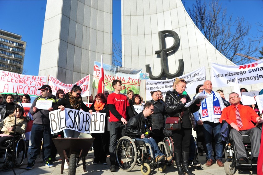 Rodziny osób niepełnosprawnych znów pod Sejmem [ZDJĘCIA]