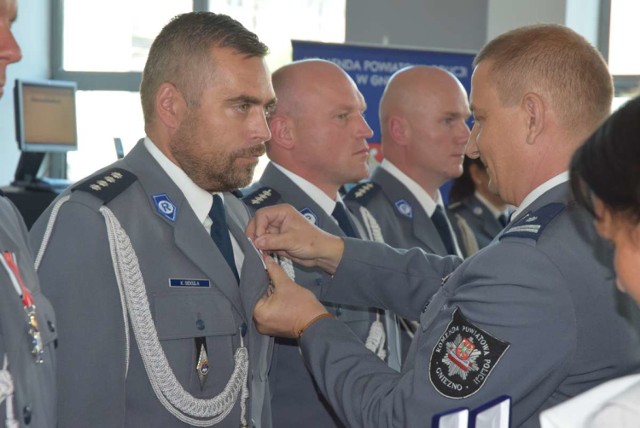 Święto Policji w Gnieźnie: wręczenie odznaczeń i nominacji dla policjantów