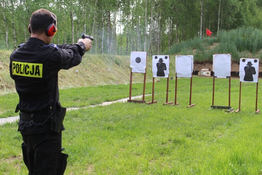 Policjanci na strzelnicy. Z bronią w ręku podnoszą swoje umiejętności (zdjęcia)