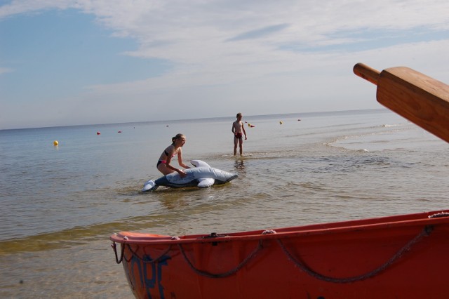 Pływanie na materacach lub innych tego typu zabawkach wcale nie jest aż tak bezpieczne, jak się wydaje