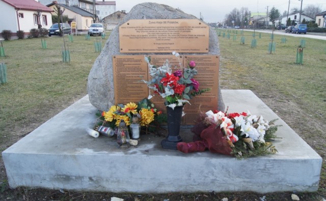 W centrum Przedborza stoi obelisk upamiętniający ofiary katastrofy smoleńskiej