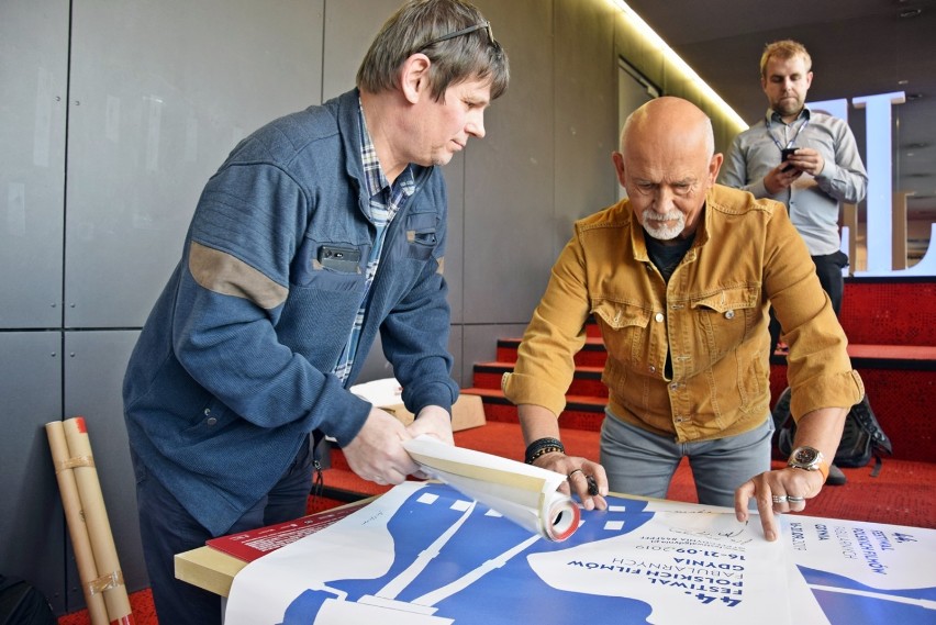 Andrzej Pągowski podpisuje plakat 44. FPFF