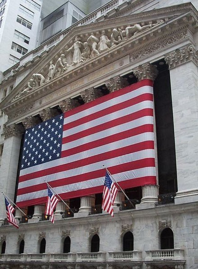 Flaga amerykańska na budynku nowojorskiej giełdy
