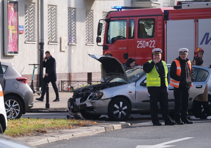 Wypadek na skrzyżowaniu ul. Popiełuszki i Krasińskiego w Warszawie. Zderzyły się dwa samochody. Na miejscu pracują służby 