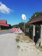 Na niebezpiecznym łuku drogi w Ługowie trwa budowa chodnika. Mieszkańcy będą mieli bezpieczniej