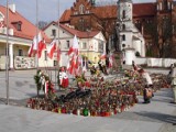 A znicze wciąż płoną ...