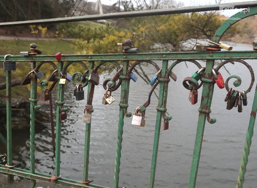 Mostek w parku Kasprowicza idzie do remontu. A co z kłódkami miłości? [ZDJĘCIA]