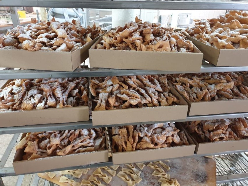 W piekarni u Czajkowskich Żarach smażą się tysiące faworków....