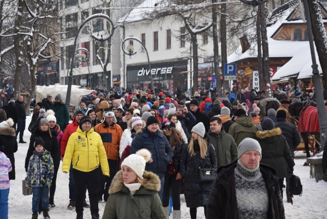 Na Krupówkach zima codziennie jest tłum