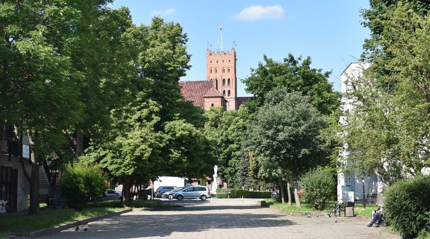 Malbork. Pijący pod chmurką denerwują mieszkańców Starego Miasta. Może w tym i innych miejscach efekt przyniosą rowerowe patrole policji