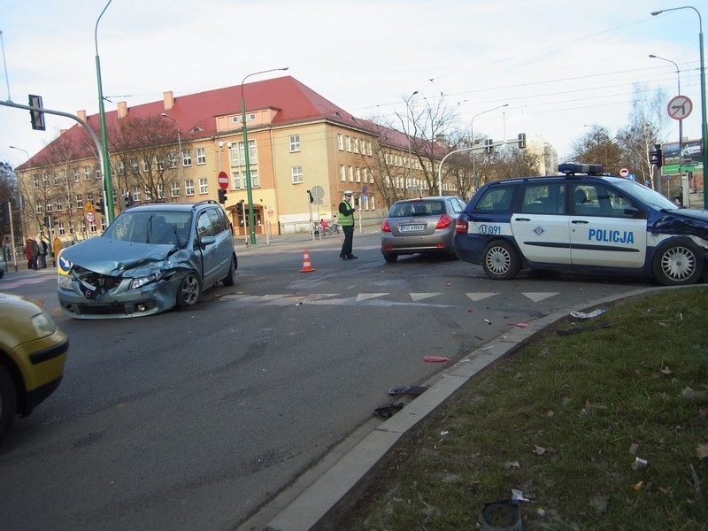 Bukowska/Przybyszewskiego: Radiowóz zderzył się z samochodem osobowym