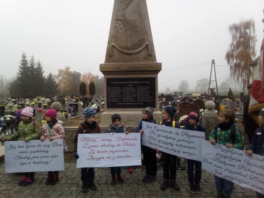 Nowa Wieś Zbąska.  9 listopada o godz. 11.11 odśpiewano Hymn Polski, pod pomnikiem Powstańców Wielkopolskich na cmentarzu