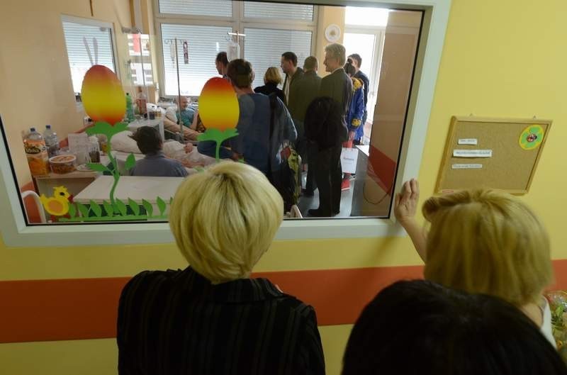 Prezydent Grobelny i Drużyna Szpiku odwiedzili chore dzieci w szpitalu [ZDJĘCIA, WIDEO]