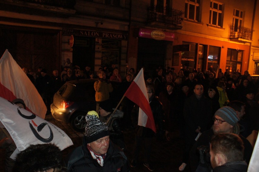 Protest w Kaliszu. Demonstracja przed siedzibą PiS
