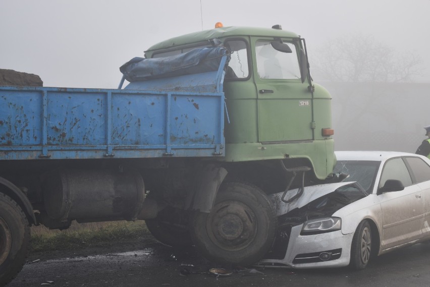 Wypadek w gminie Gołuchów. W miejscowości Karsy doszło do zderzenia dwóch pojazdów. Jedna osoba trafiła do szpitala