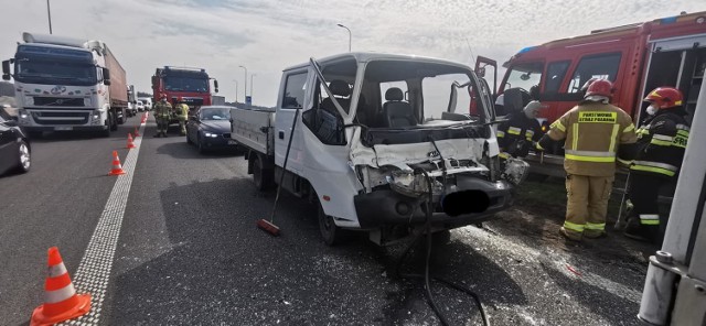 We wtorek, 20 kwietnia ok. godziny 10. na DK 10 w Pawłówku zderzyły się samochód ciężarowy i auto dostawcze.