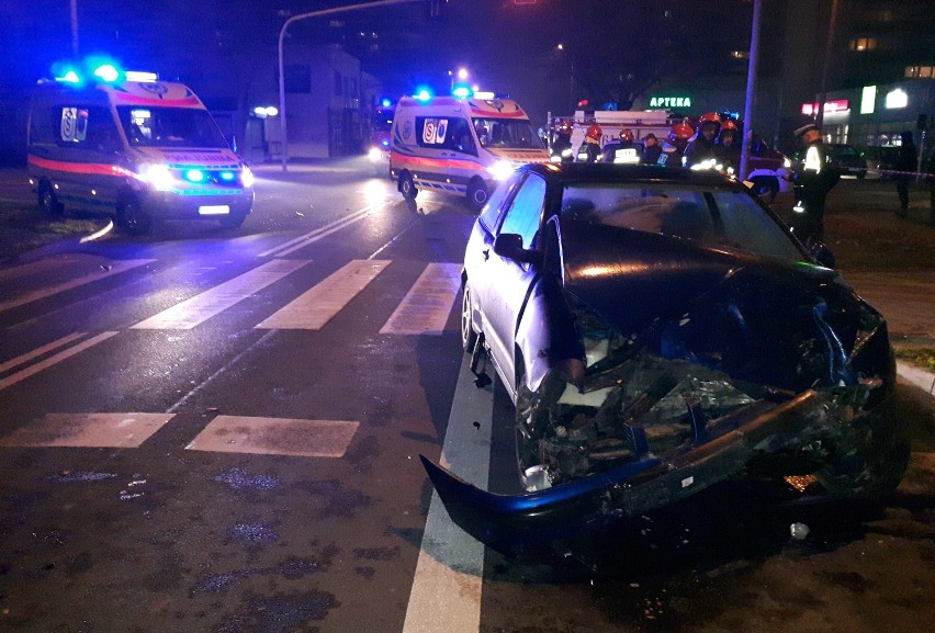 Groźny wypadek na skrzyżowaniu Kaliska - Zbiegniewskiej. 6 osób poszkodowanych [WIDEO, ZDJĘCIA]