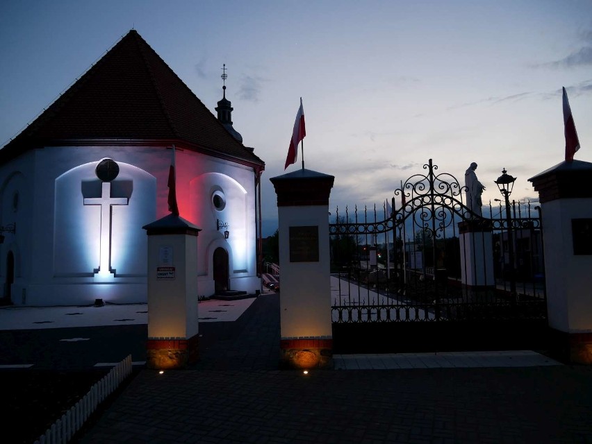 Kościół w Skokach przybrał biało-czerwone barwy 