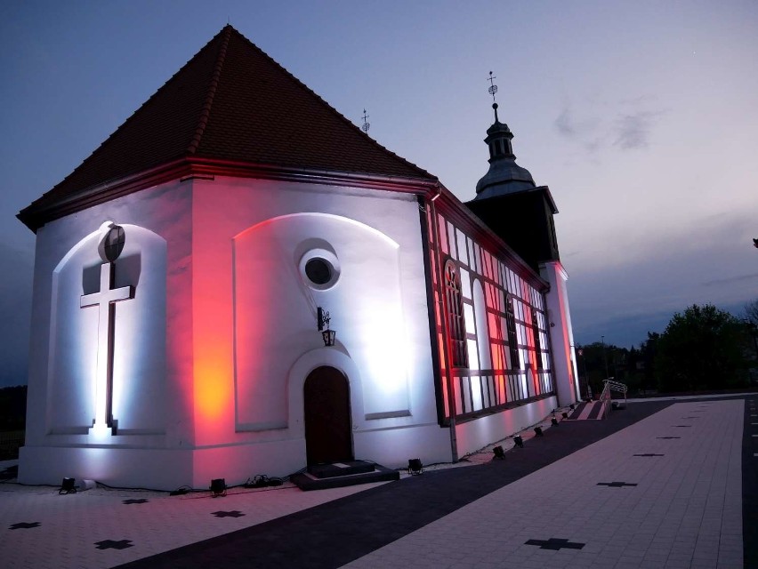 Kościół w Skokach przybrał biało-czerwone barwy 