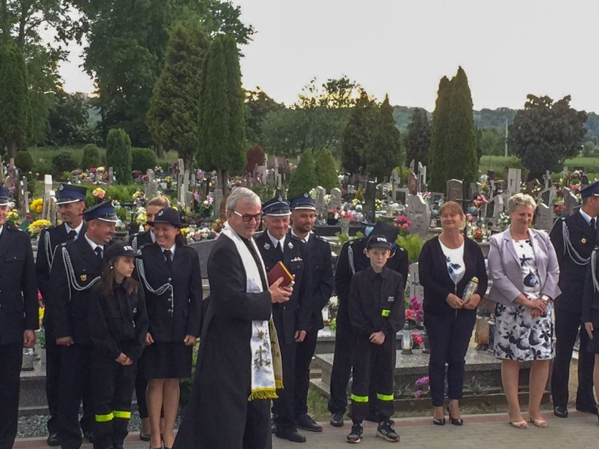 Nebrowo Wielkie. Tablica Pamiątkowa Zmarłych Strażaków OSP stanęła na cmentarzu parafialnym [ZDJĘCIA]