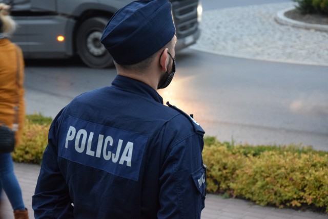 23-letni mieszkaniec powiatu sępoleńskiego trafił do aresztu, po tym jak znieważył policjantów i przyznał się do posiadania narkotyków