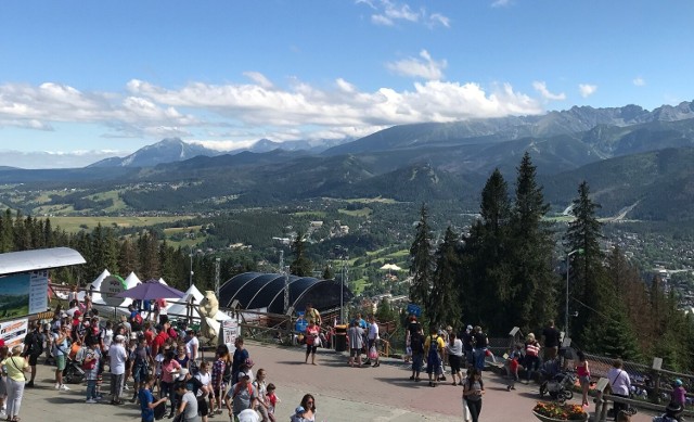 Zakopane szykuje wiele atrakcji na Dzień Dziecka 2022. Wiele z nich czeka na gości na najwyższej plaży w Polsce, otwartej w miniony weekend na Gubałówce. Przedstawiamy najciekawsze zabawy i niespodzianki, czekające na dzieci na Gubałówce. Zdjęcie na licencji CC BY-SA 4.0