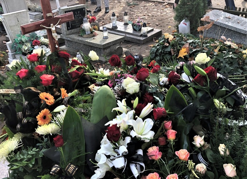 Ewa Małyszka - ostatnie pożegnanie. Na cmentarzu przy ulicy Kąkolewskiej w Lesznie żałobnicy pożegnali byłą dyrektor szkoły