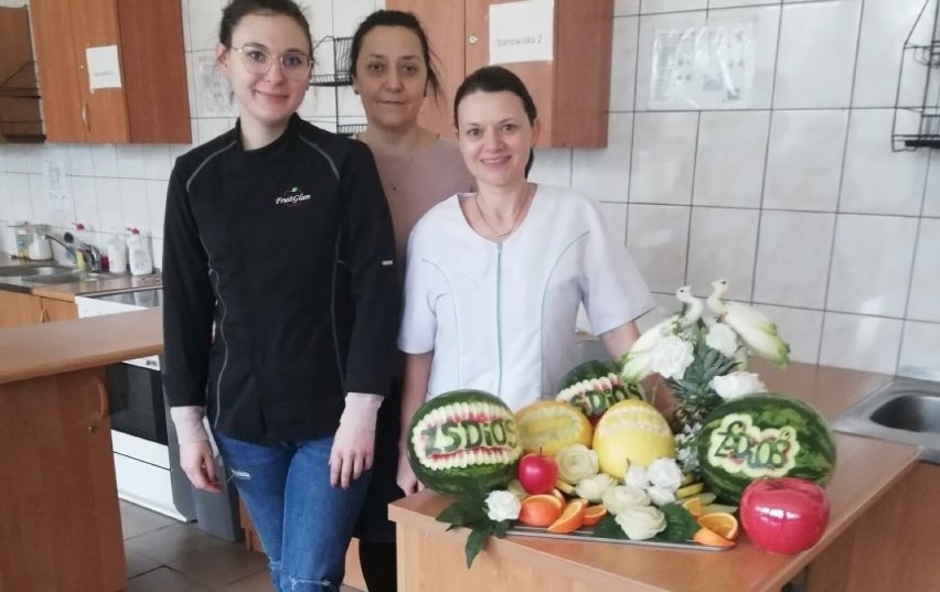 Szkolenie z carvingu w ZSDiOŚ w Radomsku. Nauczycielki wycinały dekoracje z owoców i warzyw
