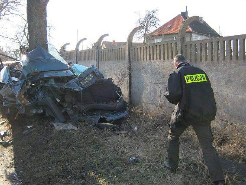 Śmiertelny wypadek w Ostrzeszowie. Zginął 23-letni kierowca...