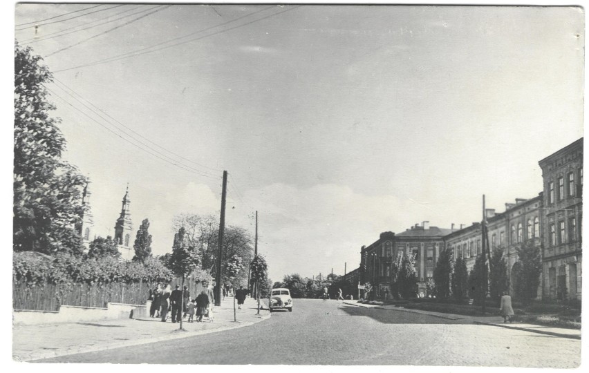 Samochody na ulicach Tomaszowa Mazowieckiego. Jakimi pojazdami jeździli tomaszowianie przez ostatnie sto lat? [ZDJĘCIA]