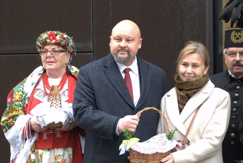 Zobacz kolejne zdjęcia. Przesuwaj zdjęcia w prawo - naciśnij...