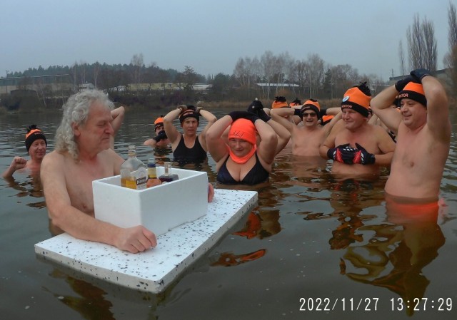 Andrzejkowe klimaty zawitały w niedzielę na Piachy. Wróżb wprawdzie nie było, były za to: kąpiel w lodowatej wodzie, bogaty w wyborne trunki pływający barek, gromkie sto lat! dla solenizanta Andrzeja, suto zastawiony stół, płonące ognisko i tradycyjnie już – dużo dobrej zabawy.

Zobaczcie na kolejnych zdjęciach niedzielne morsowanie na Piachach 