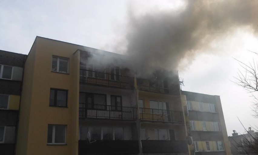 Olkusz. Płonęło mieszkanie w bloku przy ul. Żeromskiego. 13 osób ewakuowano