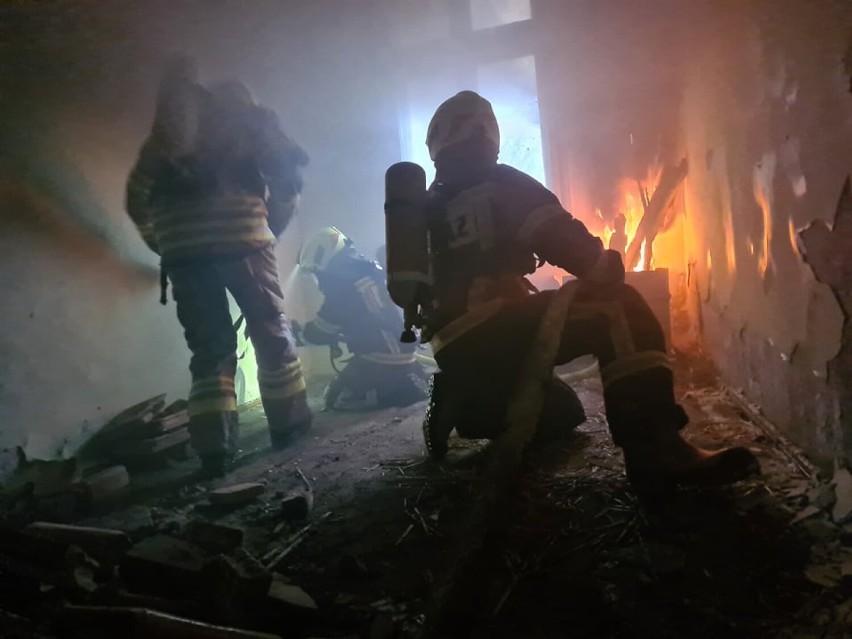 Strażacy ćwiczyli w Szembruku gaszenie pożarów wewnętrznych