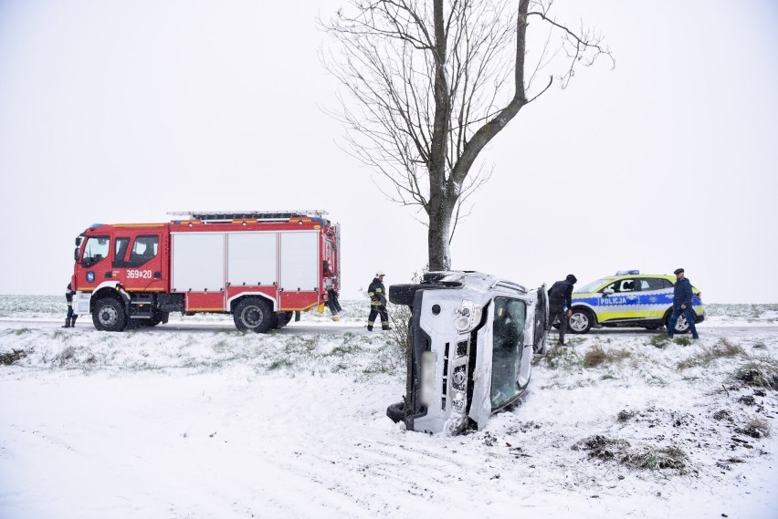 Trudne warunki na drogach Przemyśla i powiatu przemyskiego. Nissan wypadł z drogi! W środku było 5 osób [ZDJĘCIA, WIDEO]