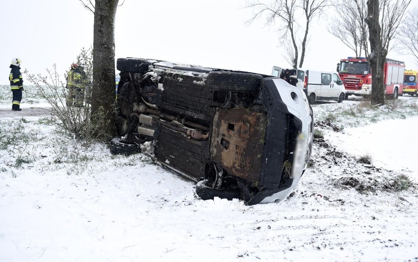 Trudne warunki na drogach Przemyśla i powiatu przemyskiego. Nissan wypadł z drogi! W środku było 5 osób [ZDJĘCIA, WIDEO]