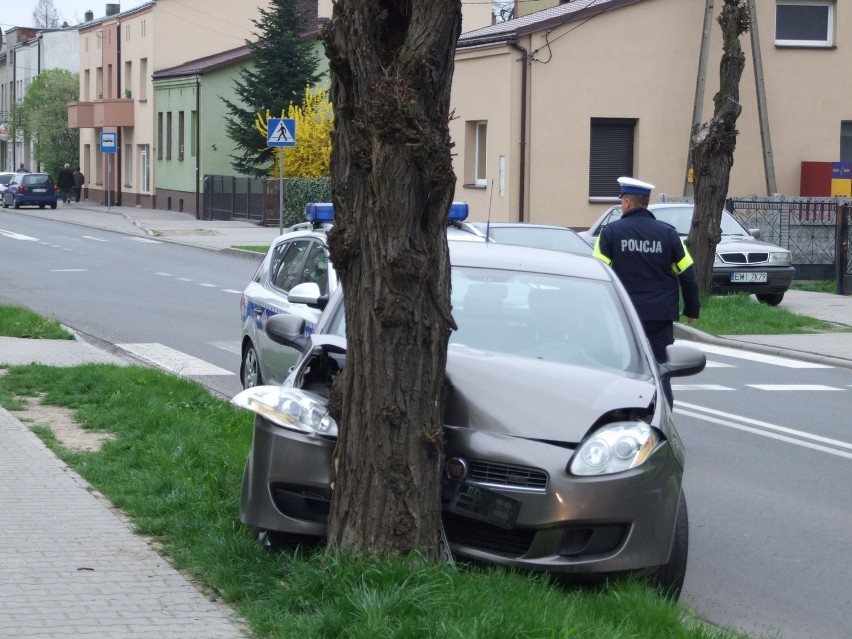 Wieluń: Na Wojska Polskiego osobówka wbiła się w drzewo