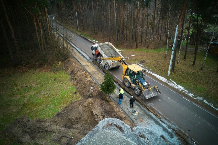 Trwa budowa dwóch chodników w gminie Tuszów Narodowy pod Mielcem [ZDJĘCIA, WIDEO]