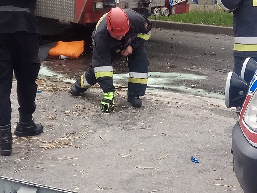 Wypadek na wiadukcie ul. Wojska Polskiego w Kościerzynie. Zderzyły się dwa samochody [ZDJĘCIA]