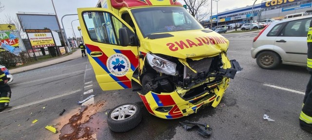 Ambulans, który został uszkodzony podczas kolizji, był dopiero od miesiąca do dyspozycji Pogotowia Ratunkowego w Jeleniej Górze,