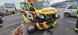 Karetka, jadąca na sygnale do chorego, zderzyła się z samochodem osobowym. Do zdarzenia doszło przy ulicy Grunwaldzkiej w Jeleniej Górze