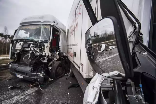 Wypadek na ul. Włocławskiej w Toruniu. Zderzyły się trzy TIR-y