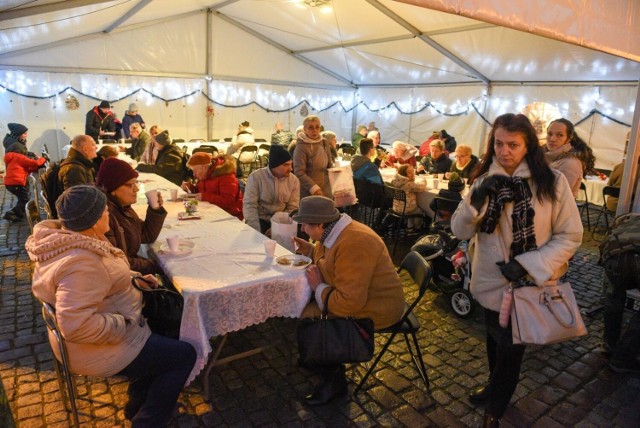 Miejska Wigilia na Rynku Nowomiejskim to już toruńska tradycja. W tym roku wezmą w niej udział także uchodźcy z Ukrainy
