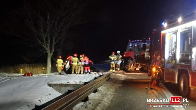 Wypadek na DK94 w Jadownikach, samochód zderzył się z ciągnikiem rolniczym, 16.02.2021