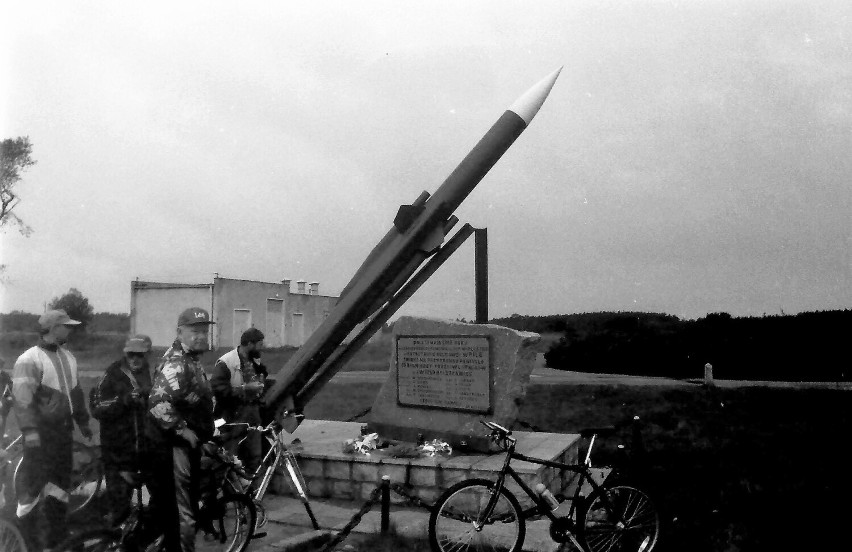 Pomnikowy rekwizyt w postaci rakiety przeciwlotniczej w...