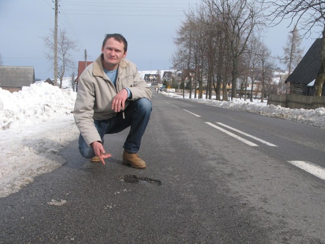 Andrzej Staszel pokazuje dziury, jakie wyszły w Zębie