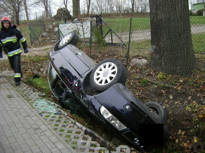 Wypadek w Gałwunach. Samochód dachował a poboczu
